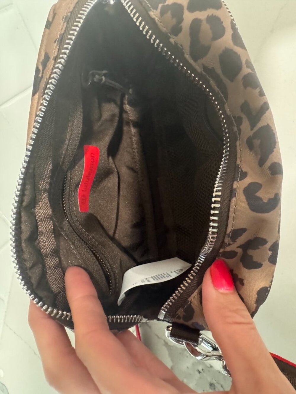 Lululemon Everywhere Crossbody Bag 2L – True Leopard Multi 🐆 - Picture 4 of 6